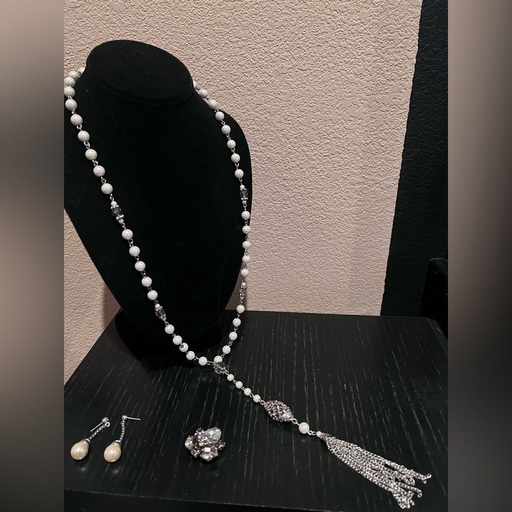 Elegant Silver and Pearl tassel - Picture 4 of 5